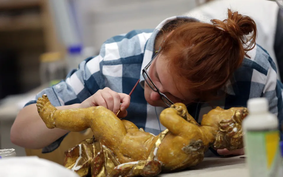 Jedna ze studentek při restauratorské praáci