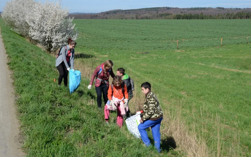 Úklid Moravského krasu, zdroj: jiznimorava.ochranaprirody.cz