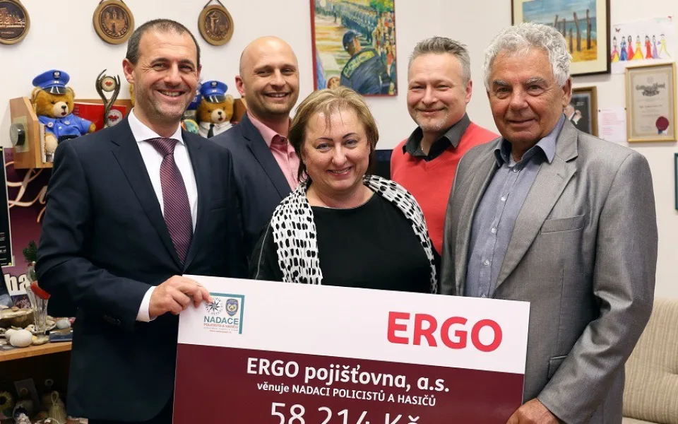 Pavel Šuranský, člen představenstva ERGO Pojišťovny; Miroslav Filinger, jednatel společnosti ERGO Pro; Erika Jelínková a František Ksandr, obchodní zástupci společnosti ERGO Pro a Vladimír Šutera, ředitel Nadace policistů a hasičů