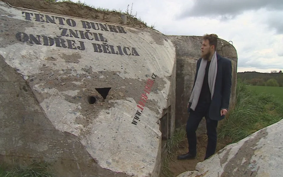 Ondřej Bělica u rozžíznutého bunkru, zdroj: ČT24