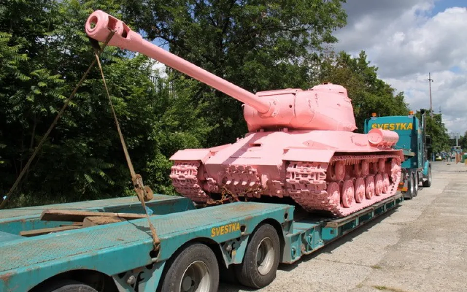 Růžový tank Davida Černého, zdroj: Ministerstvo obrany