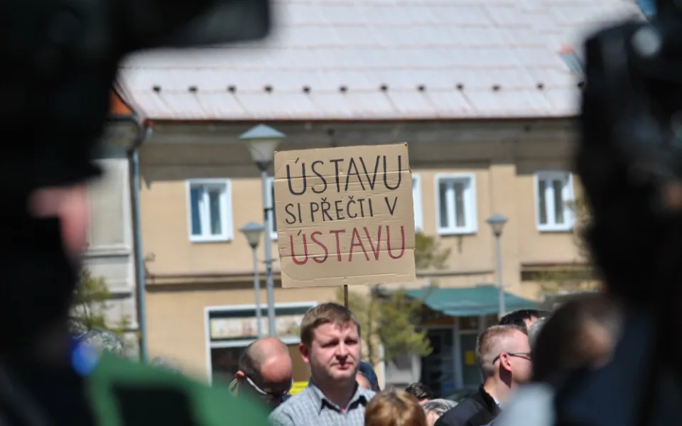 Jeden z protestujících proti 