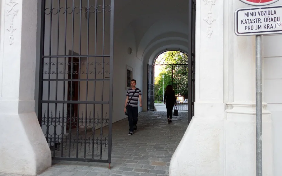 Průchod mezi Rooseveltovou a Běhounskou