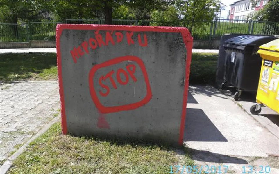 Senior posprejoval zeď, vadil mu nepořádek, zdroj: MP Brno