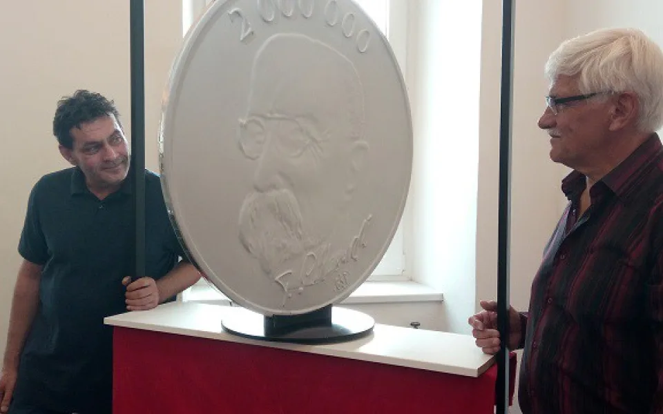 Maketa největší mince světa, vlevo jednatel společnosti Antonín Bieberle, vpravo majitel a hlavní technologo Roman Diviš