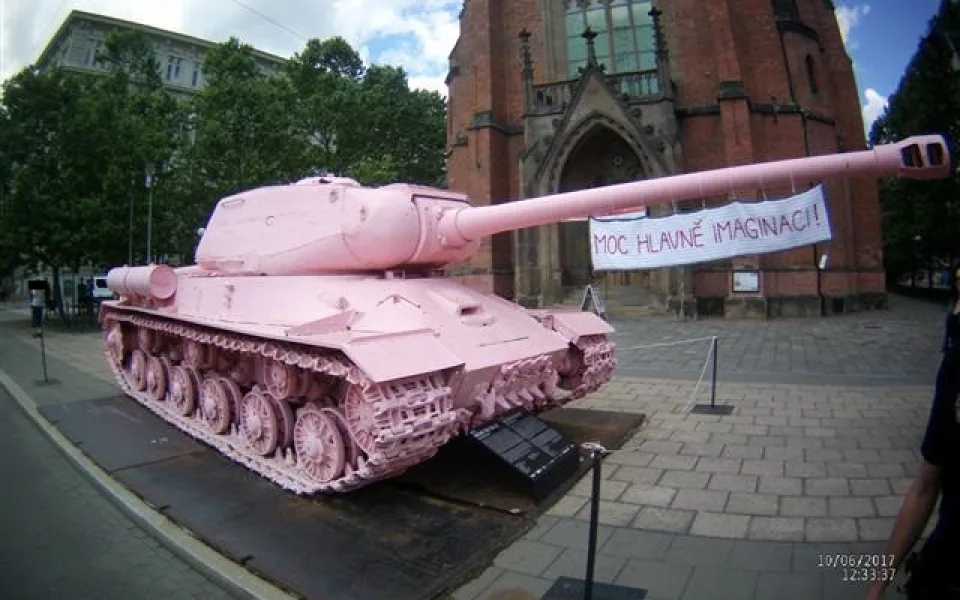 Růžový tank Moc hlavně imaginaci, zdroj: MP Brno
