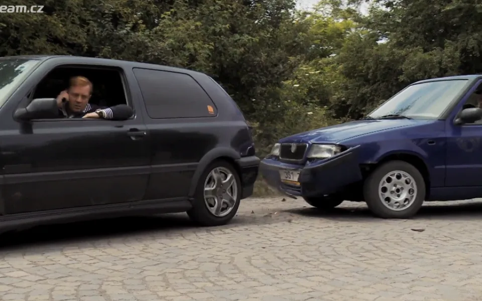 Scéna ze seriálu Autobazar Monte Carlo