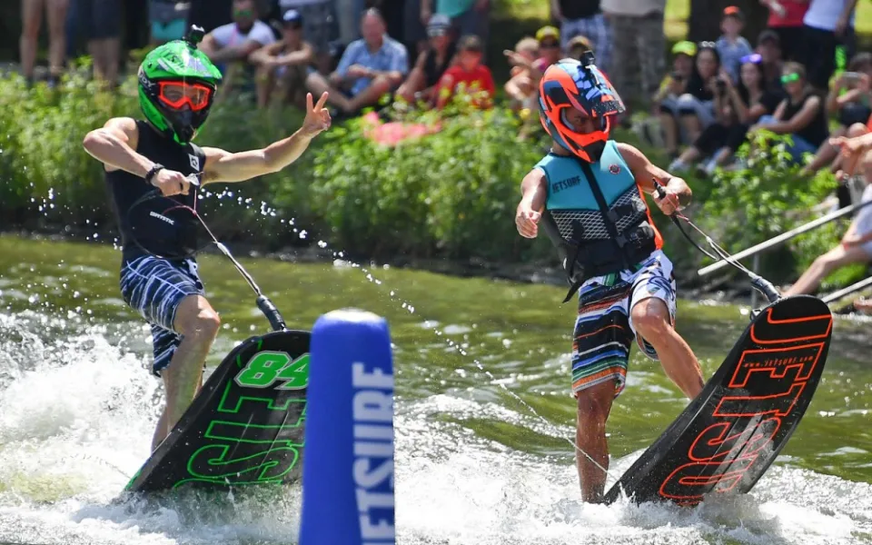 Jezdci MotoGP na JetSurfech