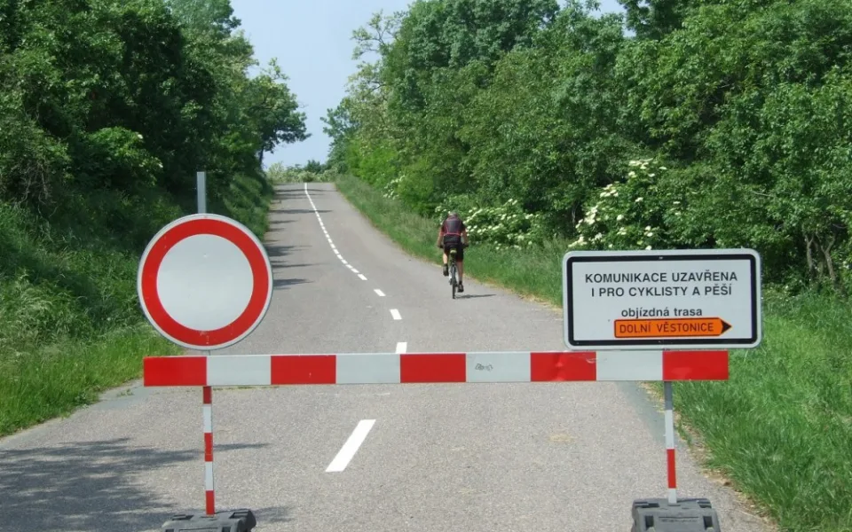 Uzavřená silnice mezi D. Věstonicemi a Pavlovem