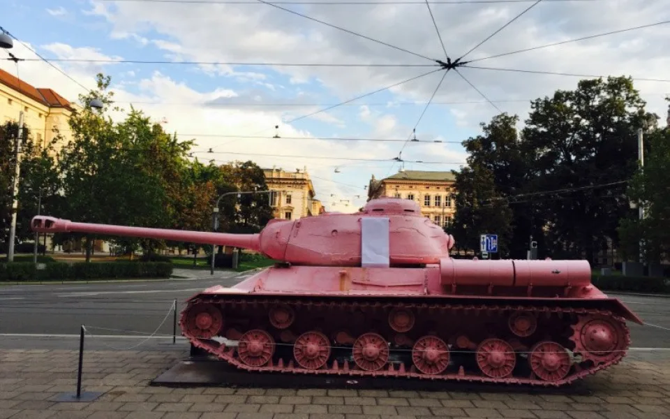 Růžový tank s bílými pruhy, zdroj: TOP O9
