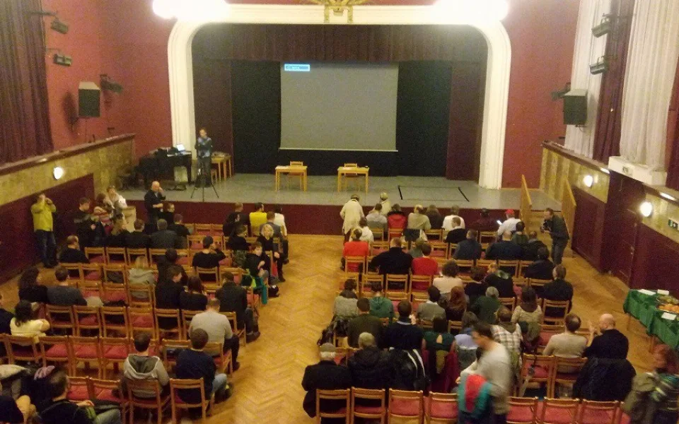 Dělnický dům těsně před začátkem debaty