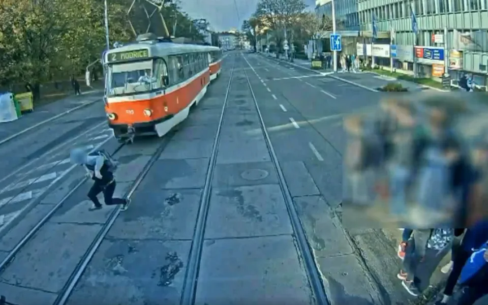 Mladý chlapec vběhl přímo pod jedoucí šalinu