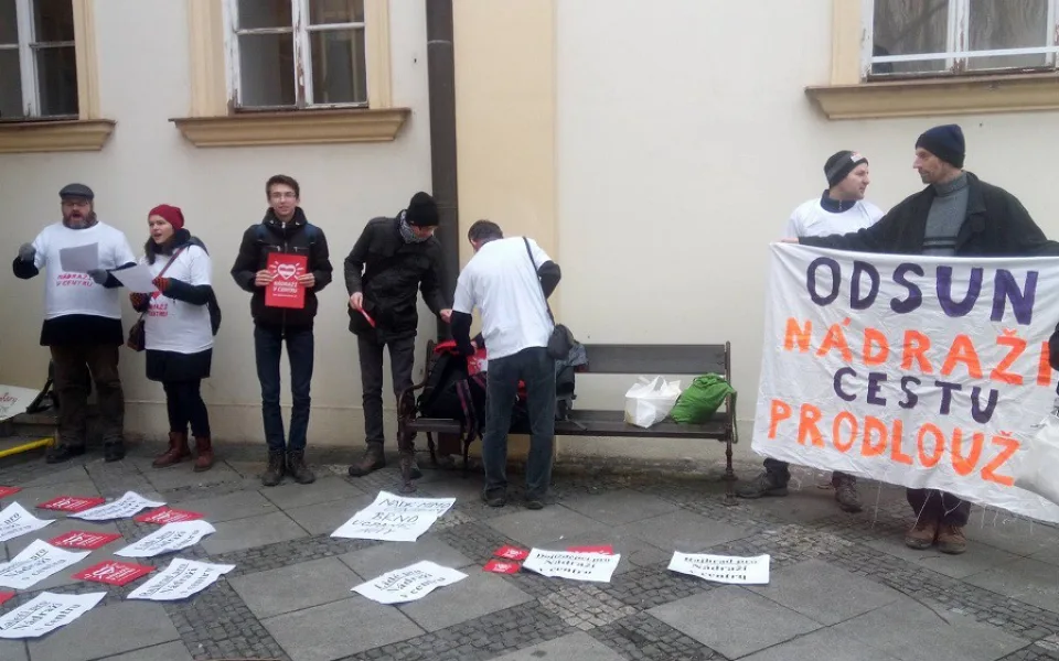 Před jednáním zastupitelstva se sešla a zpívala skupinka odpůrců odsunu