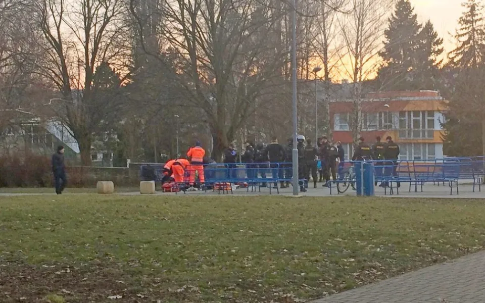 Policisté a záchranáři na místě střelby v Brně
