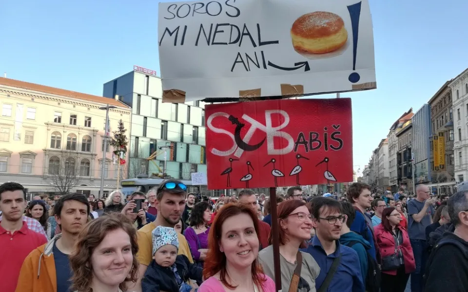Lidé si na náměstí Svobody přinesli i transparenty