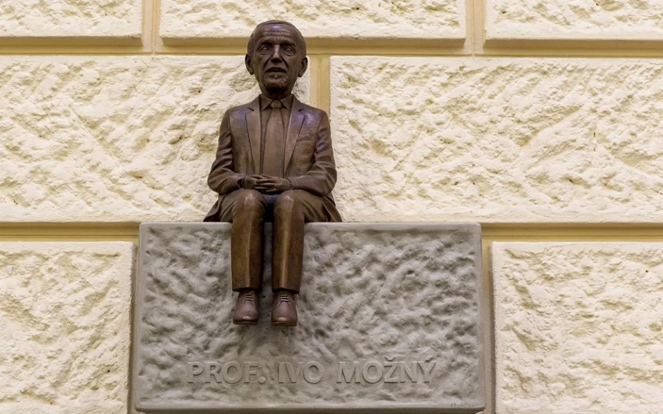 Soška Iva Možného od sochaře Jiřího Sobotky
