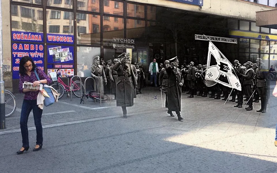 Hitler vystupující z hlavního nádraží