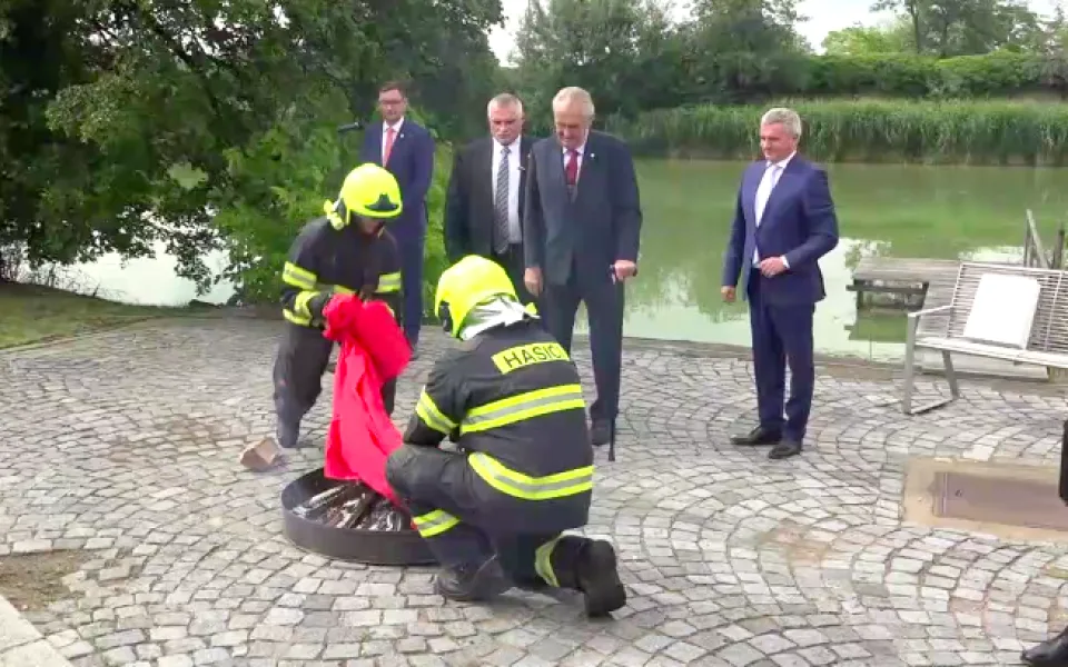Prezident Miloš Zeman nechává spálit červené trenýrky