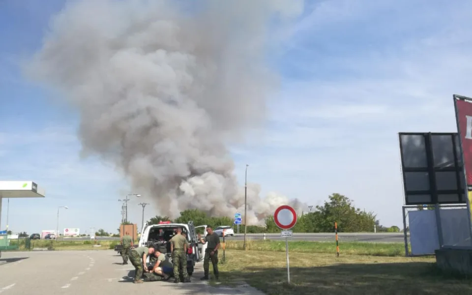 Desítky hasičů zaměstnal požár u Rohlenky. Od kombajnu se vzňalo porost na poli.