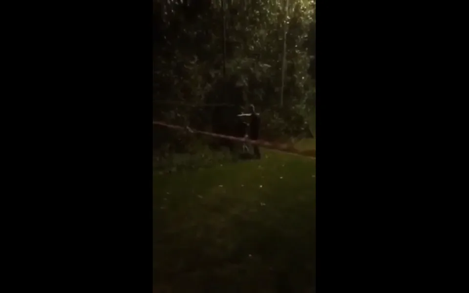 Vyhazovač napadl mladíka, který právě močil