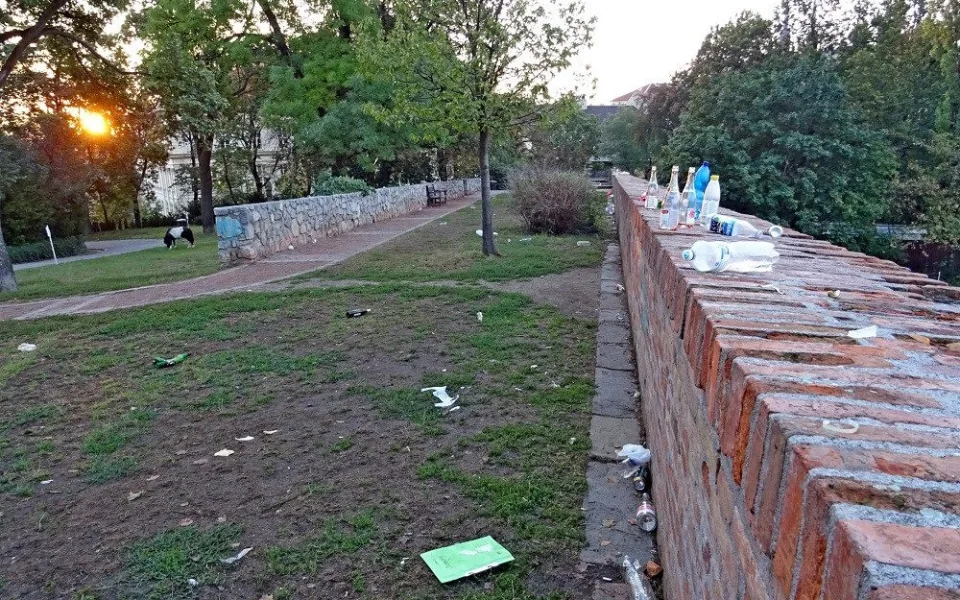 nepořádek v parku u Špilberku