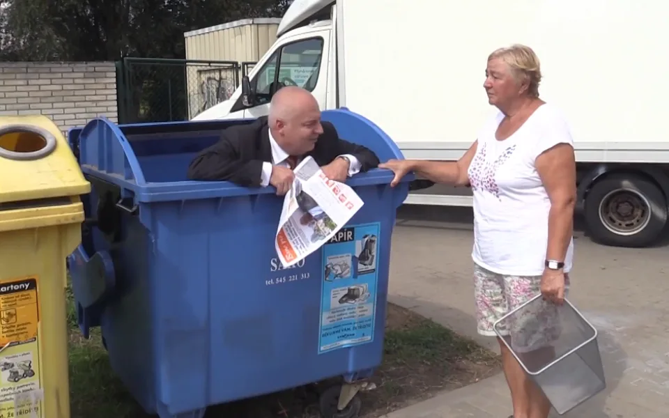 Oliver Pospíšil v popelnici