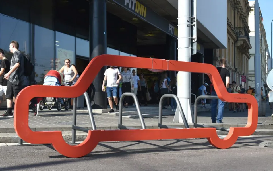 Nový mobilní stojan na kola ve tvaru auta
