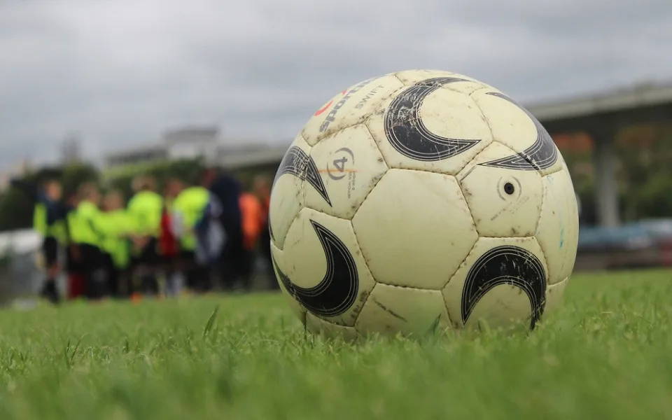 fotbal hřiště míč