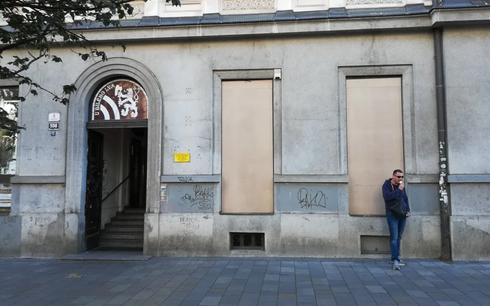 Párek v rohlíku už si ve dvě ráno na České bohužel nedáte