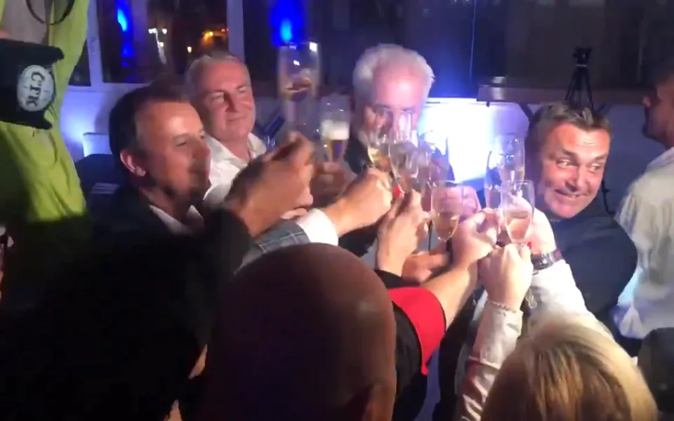 Primátor Petr Vokřál slaví s krajským hejtmanem a dalším členy ANO vítězství ve volbách