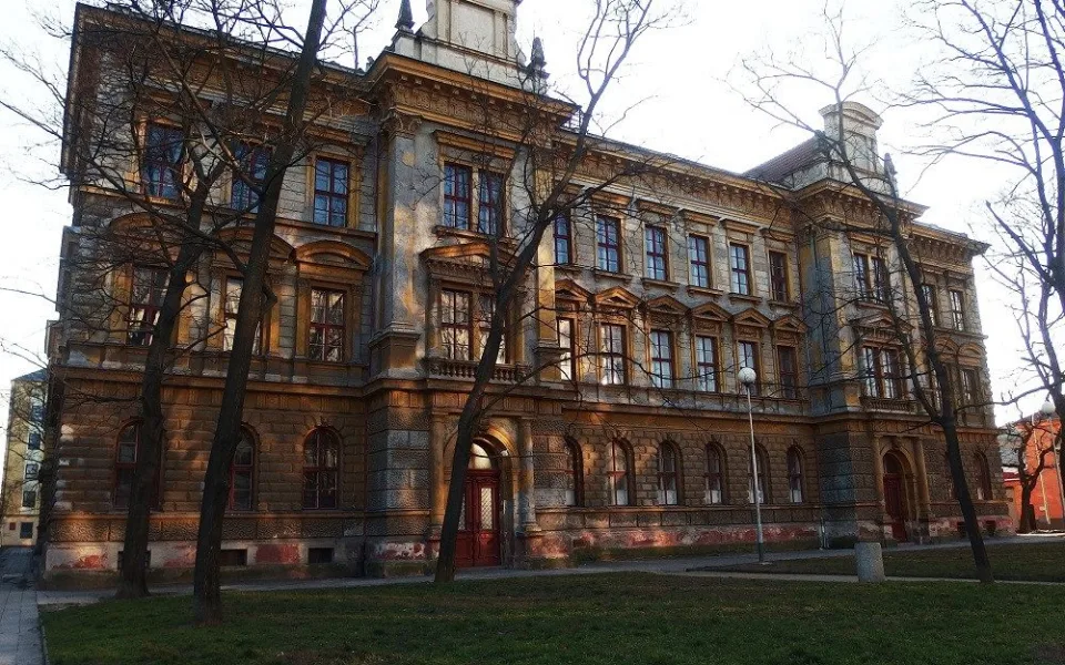Bývalá škola na Šujanově náměstí
