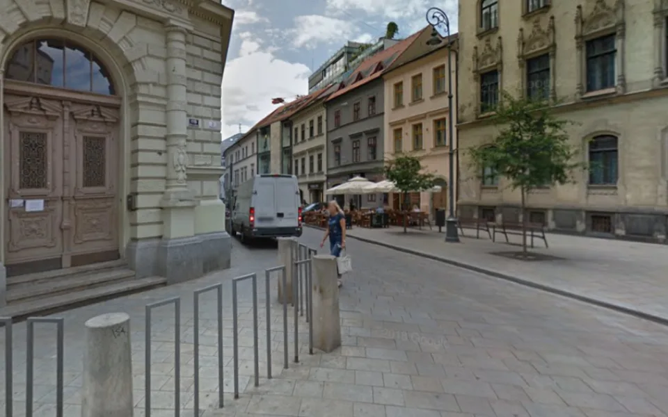 Vjezd do Jakubské ulice vedle školy
