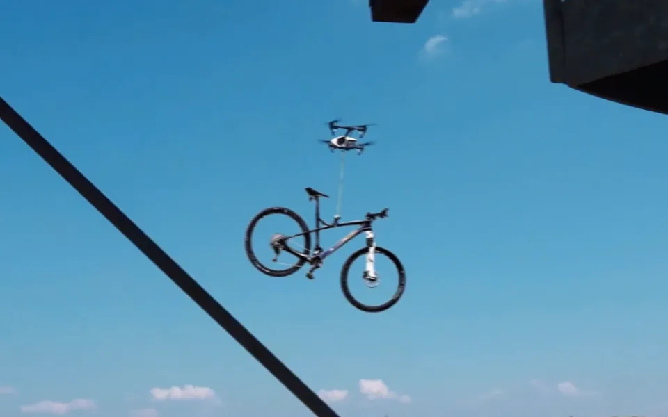 Dron, co krade kola?