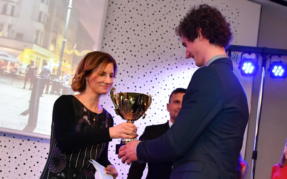 Adam Ondra přebírá ocenění od primátorky Markéty Vaňkové