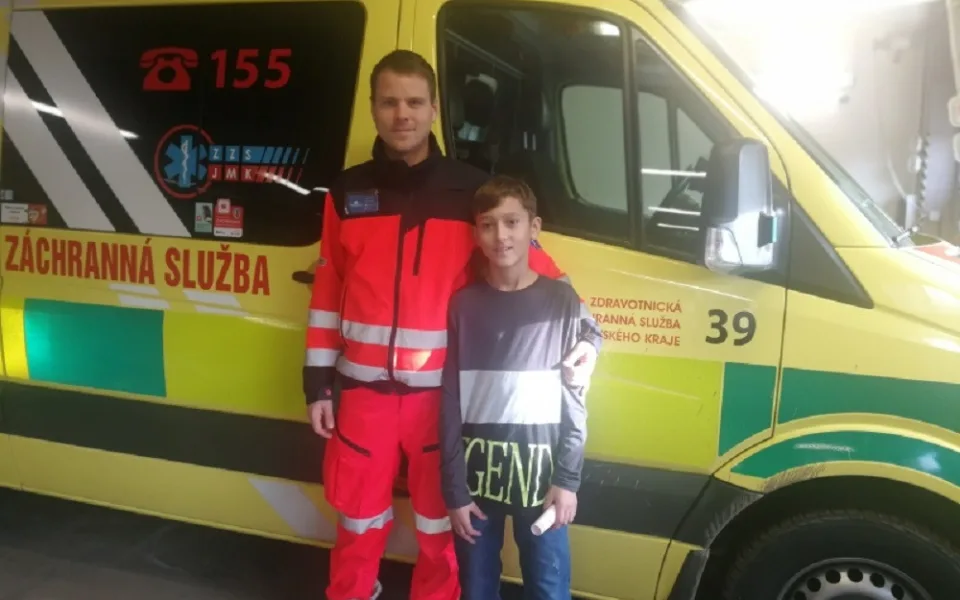 Vojta s jedním ze záchranářů na stanici ZZS JMK