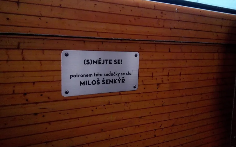 Vydražené sedačky v brněnské MHD