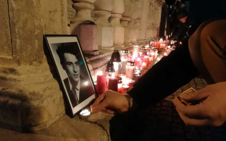 Lidé pokládali svíčky k fotografiím Jana Palacha