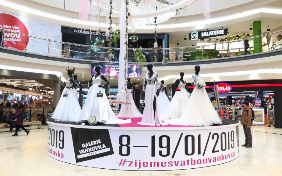 Výstava svatebních šatů ve Vaňkovce