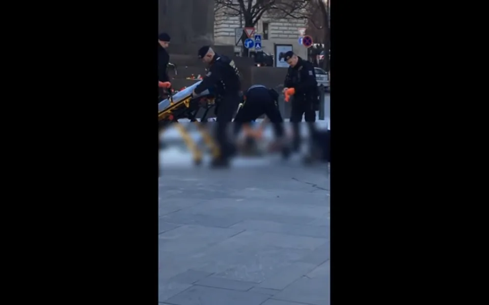 Policisté a záchranáři na místě činu
