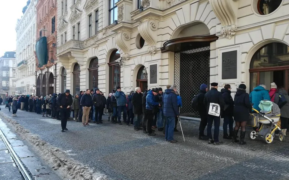Fronta před ČNB v Brně