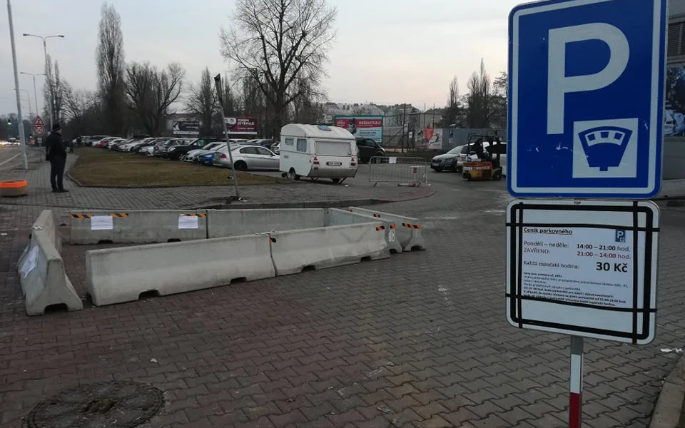 Betonové zátarasy ped hokejovou halou mládeže na Sportovní