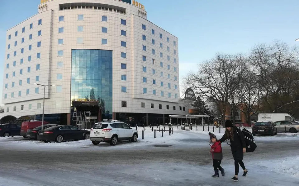 Betonové zátarasy u hokejové haly na Sportovní