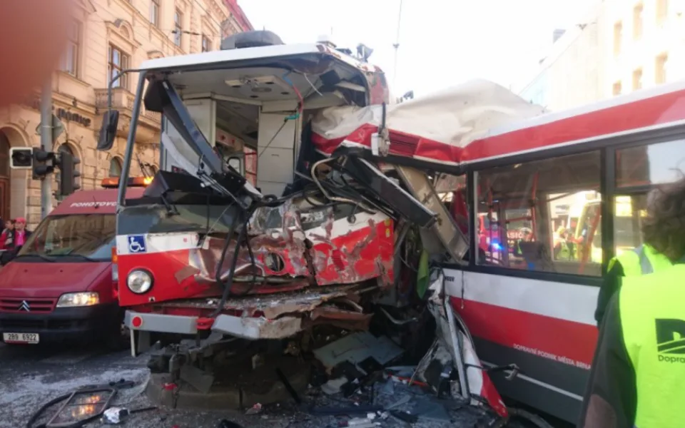 Následky nehody šaliny a trolejbusu na Křenové ulici, zdroj Drážní inspekce