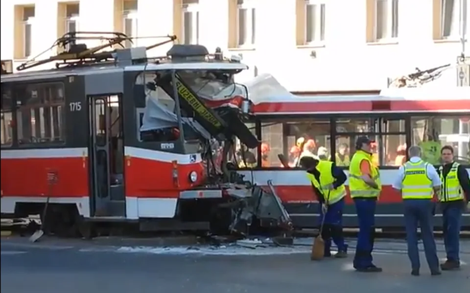 Následky nehody na Křenové ulici