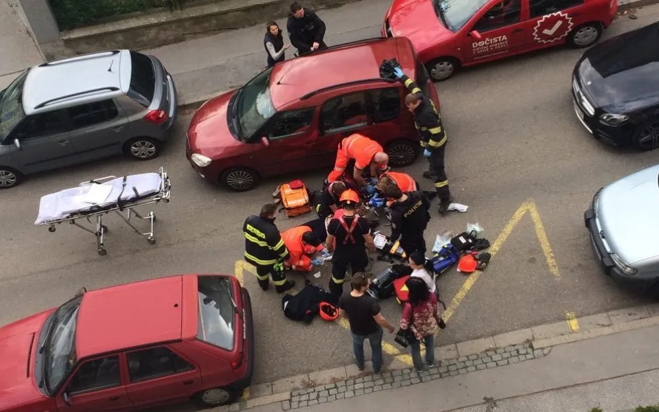 V zamčeném autě v centru Brna zkolabovala mladá žena, díky pohotové akci kolemjdoucích přežila