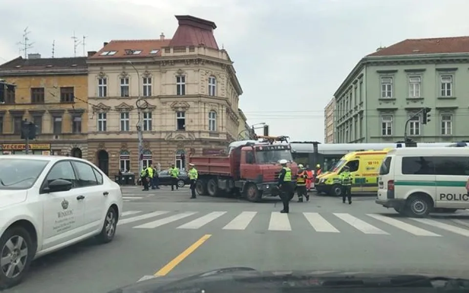 Srážka Tatrovky s šalinou na Štefánikově