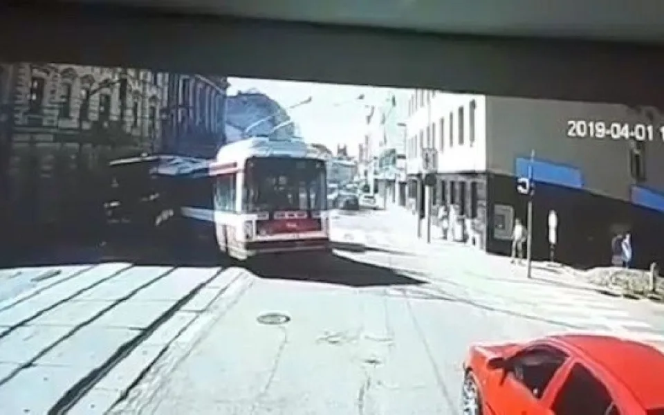 Video zachycující srážku trolejbusu s šalinou