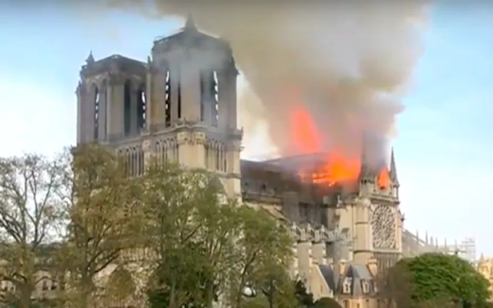 Notre-Dame v plamenech