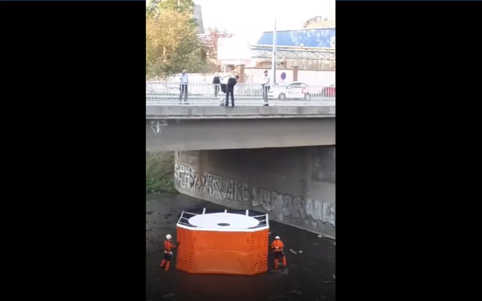 Muž se chystal skočit z mostu na Křenové ulici