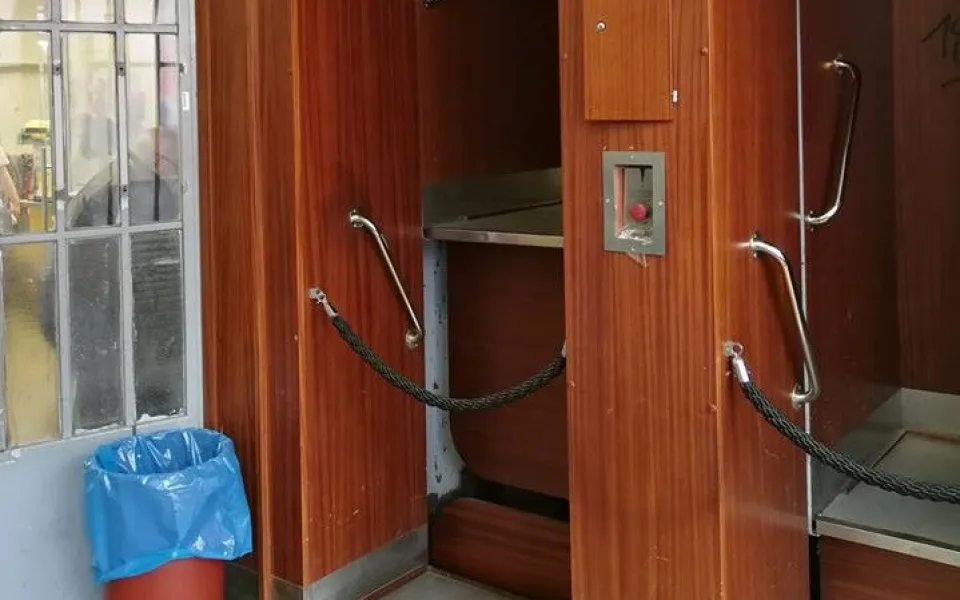 Pater noster v budově pošty na Nádražní ulici